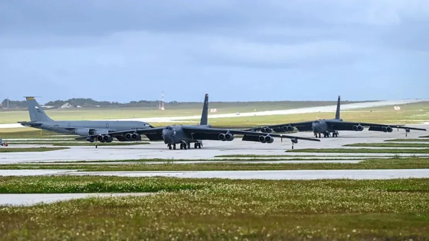 Bombardeiros B-52H Stratofortress da Força Aérea dos EUA designados para o táxi do 23º Esquadrão Expedicionário de Bombardeiros para decolar na Base Aérea de Andersen, Guam, como parte de uma missão de rotina da Força Tarefa de Bombardeiros, 14 de fevereiro de 2024 / Master Sgt. Amy Picard/U.S. Air Force