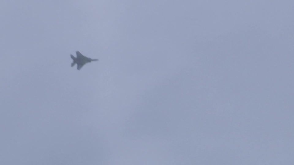 Aviões de guerra israelenses voam em direção à fronteira com o Líbano / REUTERS