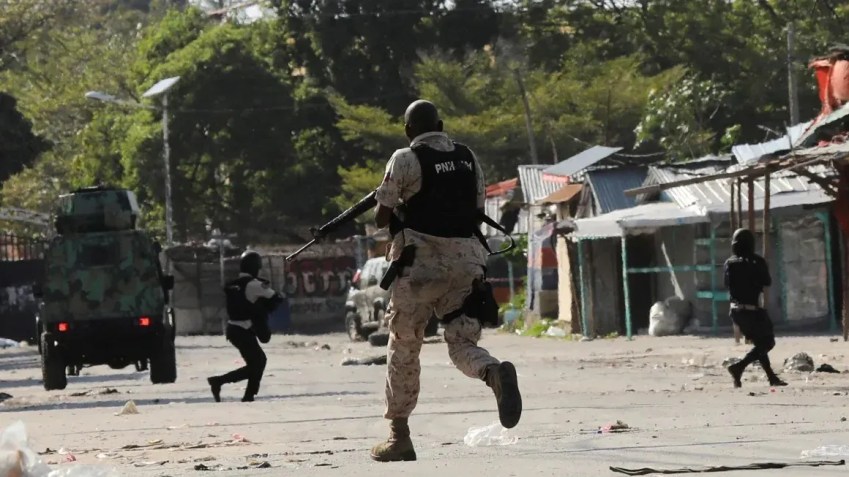 Policiais confrontam uma gangue durante um protesto contra o governo do primeiro-ministro Ariel Henry em Porto Príncipe, Haiti, em 1º de março de 2024 / Ralph Tedy Erol/Reuters