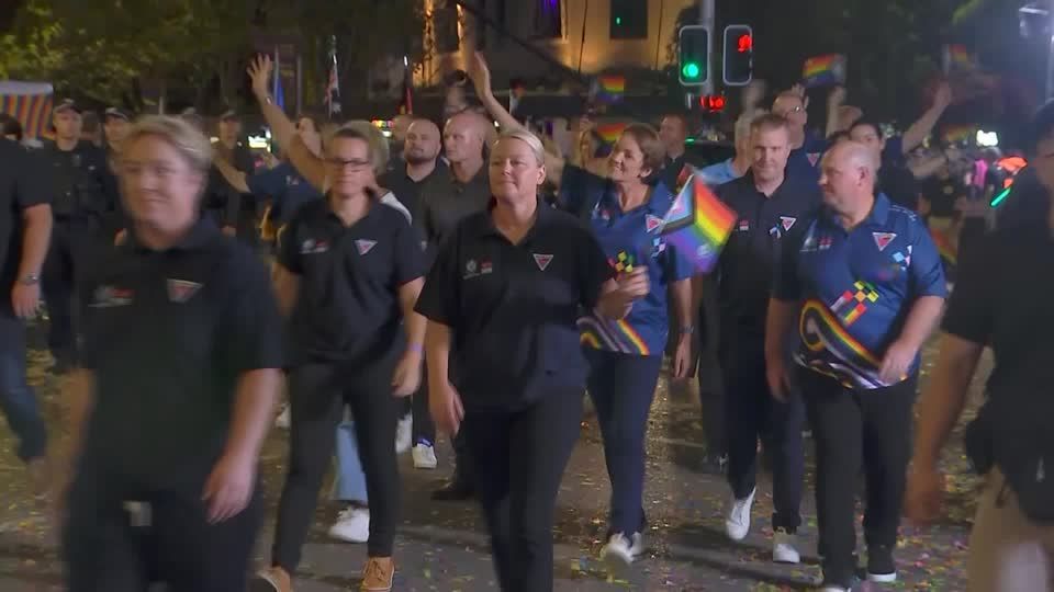 Desfile de Mardi Gras na Austrália presta homenagem a casal gay assassinado