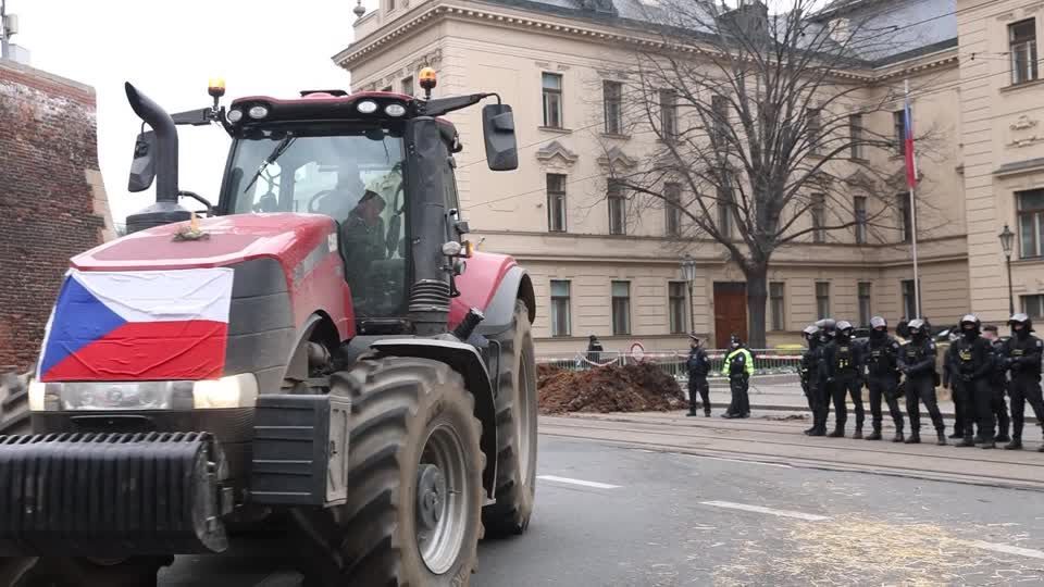 Czech farmers dump manure on Prague streets in renewed protests