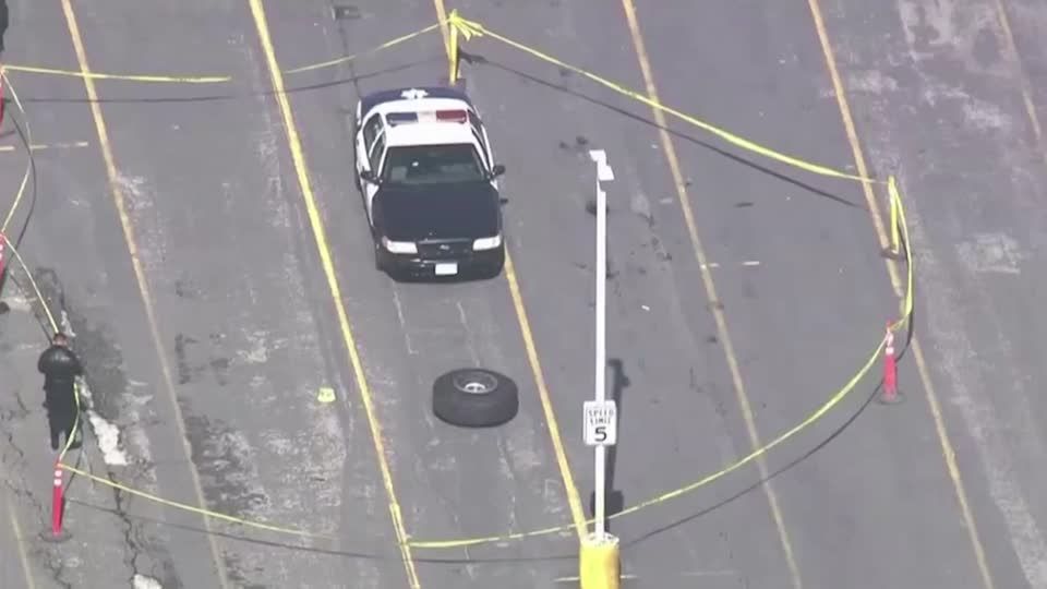 United Airlines flight diverts to LAX after losing a tire