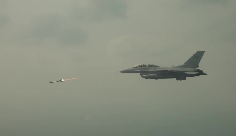 Jato de combate KF-16 disparando míssel AIM-9 Sidewinder, de fabricação americana, durante exercícios militares / Ministério da Defesa da Coreia do Sul