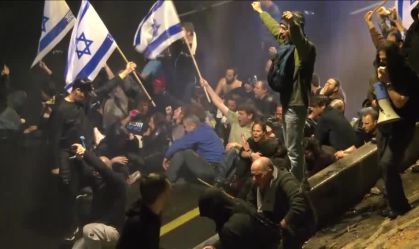 Polícia israelense e manifestantes entram em confronto em ato que exige a saída de Netanyahu