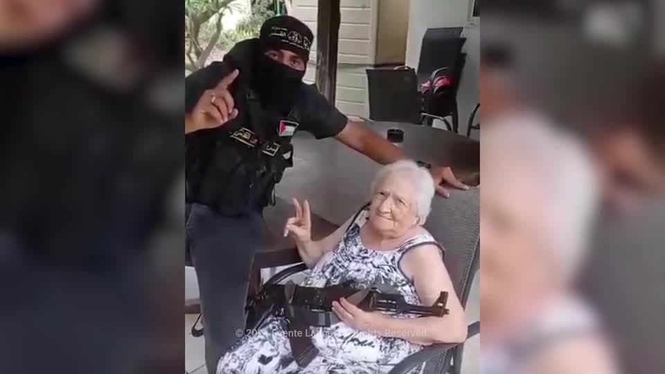 Esther Cunio, de 90 anos, tira foto ao lado de militante palestino