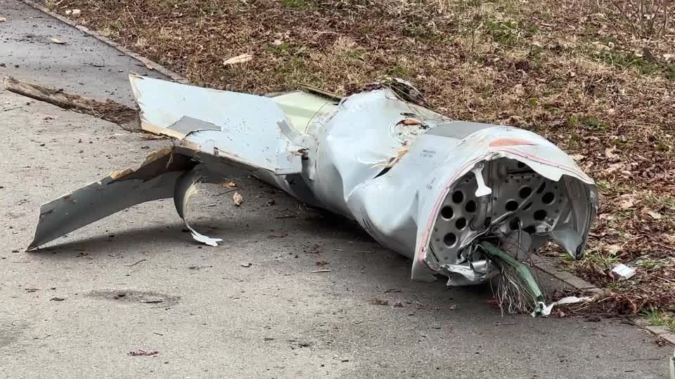 Restos de míssil encontrados em parque de Kiev após ataque aéreo russo, em 24 de março de 2024