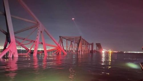 Fotos da ponte de Baltimore submersa na água após colisão com navio