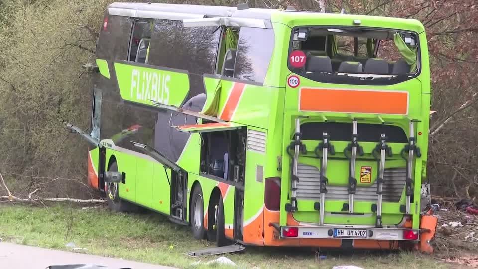 Acidente de ônibus na rodovia alemã deixa pelo menos cinco mortos, 50 levados ao hospital