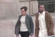 Daniel Alves comparece ao tribunal na Espanha após deixar prisão sob fiança