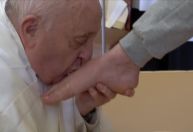 Papa Francisco rompe tradição de Páscoa e lava apenas os pés de mulheres