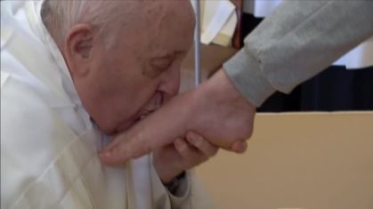 Papa Francisco rompe com tradição de Páscoa e lava apenas os pés de mulheres