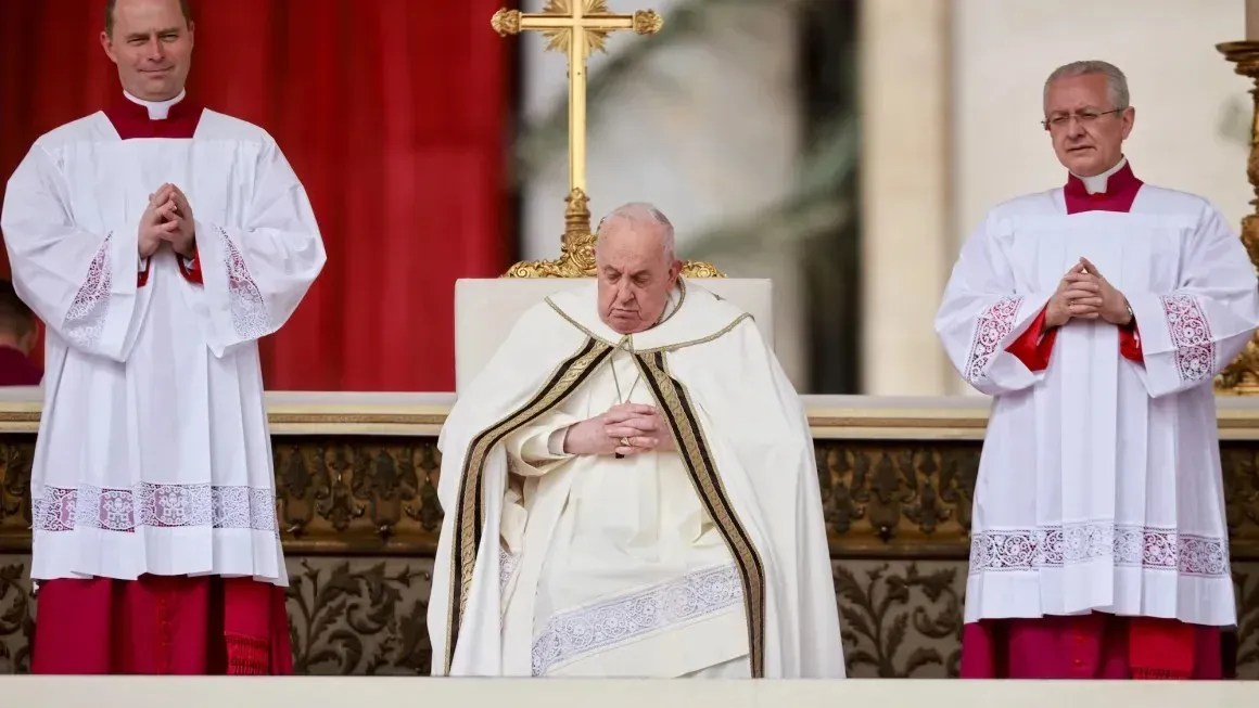 Papa Francisco participa da missa de Páscoa na Praça de São Pedro no domingo (31)