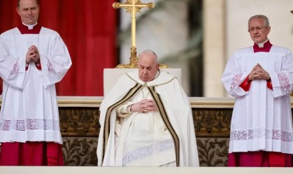 Papa Francisco realiza missa de Páscoa em meio a preocupações com sua saúde
