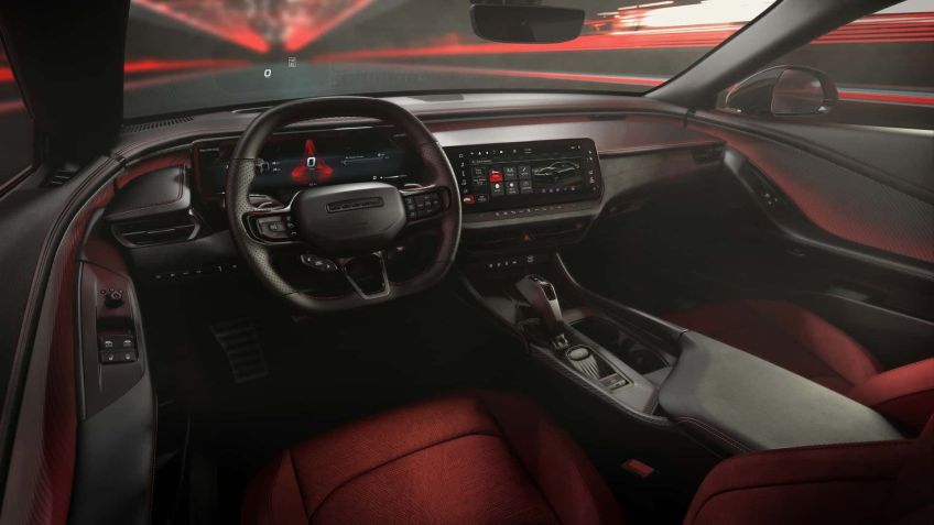 Por dentro, o Charger é tecnológico e pode vir até com teto de vidro / Divulgação/Dodge