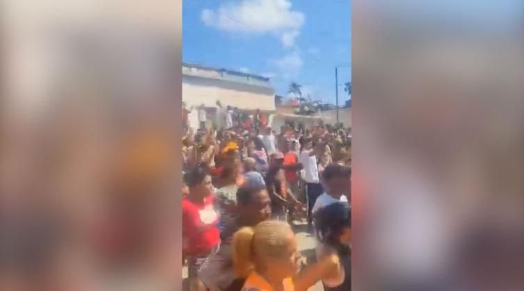 Cubanos protestam nas ruas de Santiago de Cuba por falta de alimentos e cortes de energia