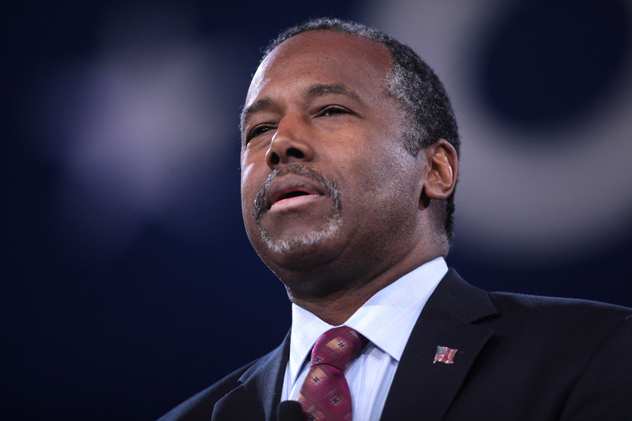 Ex-secretário do governo Trump Ben Carson discursando durante o CPAC de 2016, em Maryland. / Gage Skidmore