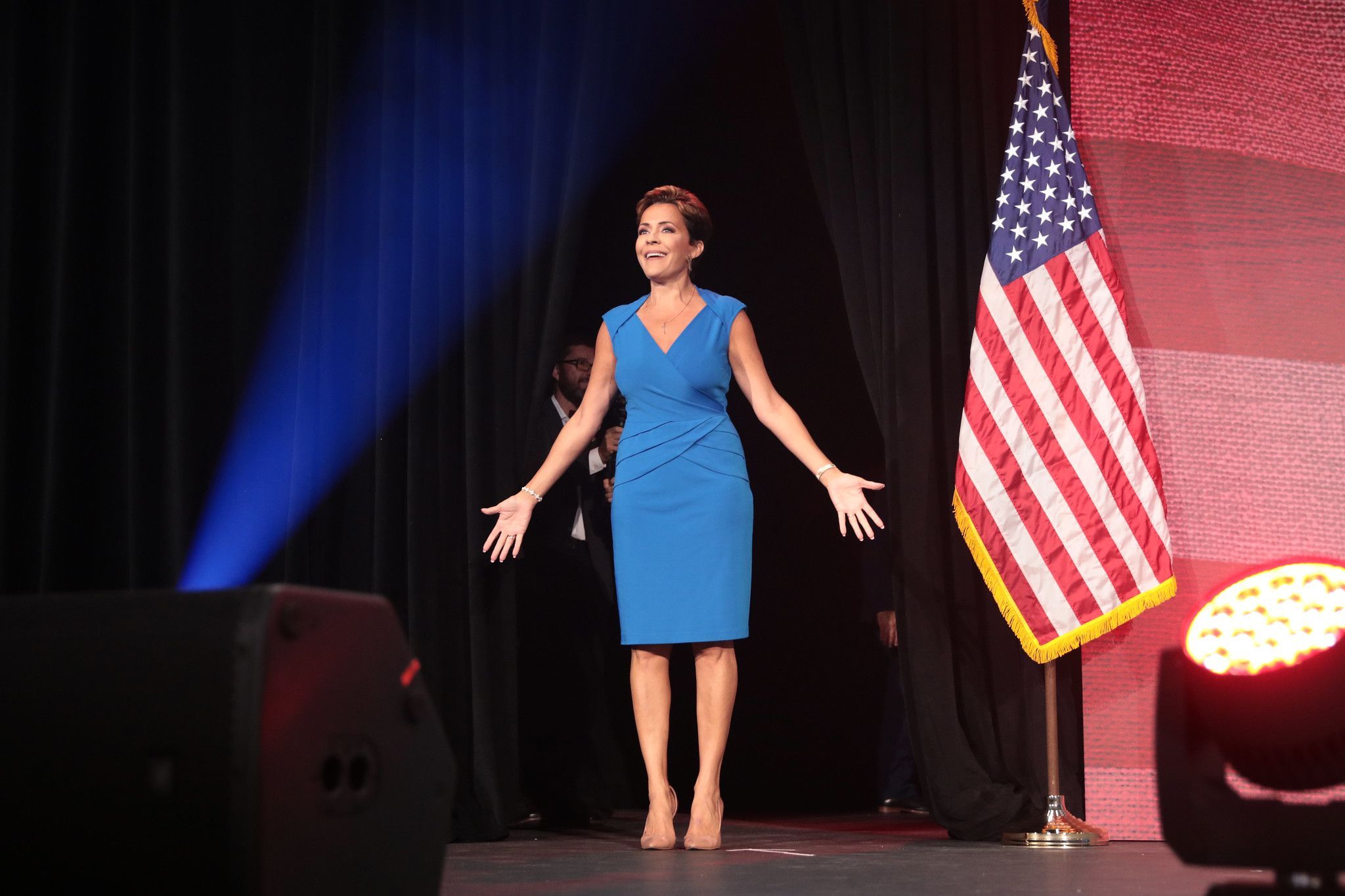 Kari Lake discursando durante evento no Arizona, na cidade de Phoenix, em agosto de 2022. • Gage Skidmore