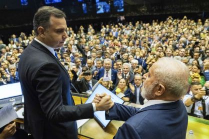 Plenário da Câmara dos Deputados durante sessão solene do Congresso Nacional destinada à promulgação da Emenda Constitucional nº 132 de 2023, referente à Proposta de Emenda à Constituição nº 45 de 2019, que altera o Sistema Tributário Nacional. Presidente do Senado Federal, senador Rodrigo Pacheco (PSD-MG) cumprimenta presidente da República Luiz Inácio Lula da Silva. Foto: Pedro Gontijo/Senado Federal