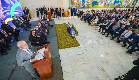 O presidente Luiz Inácio Lula da Silva (PT) assina projeto de lei sobre regulamentação do trabalho de motoristas de aplicativo
