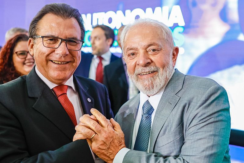 O ministro do Trabalho, Luiz Marinho, e o presidente Luiz Inácio Lula da Silva (PT) em cerimônia no Palácio do Planalto