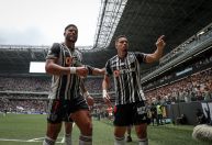 Paulinho e Hulk marcam, Atlético-MG vence América e fica perto da final do Mineiro