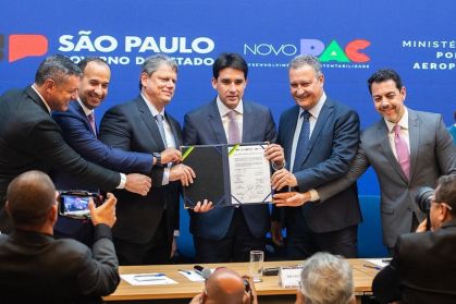 O governador de São Paulo, Tarcísio de Freitas (Republicanos), com os ministros Silvio Costa Filho e Rui Costa; os três estão ao centro da foto