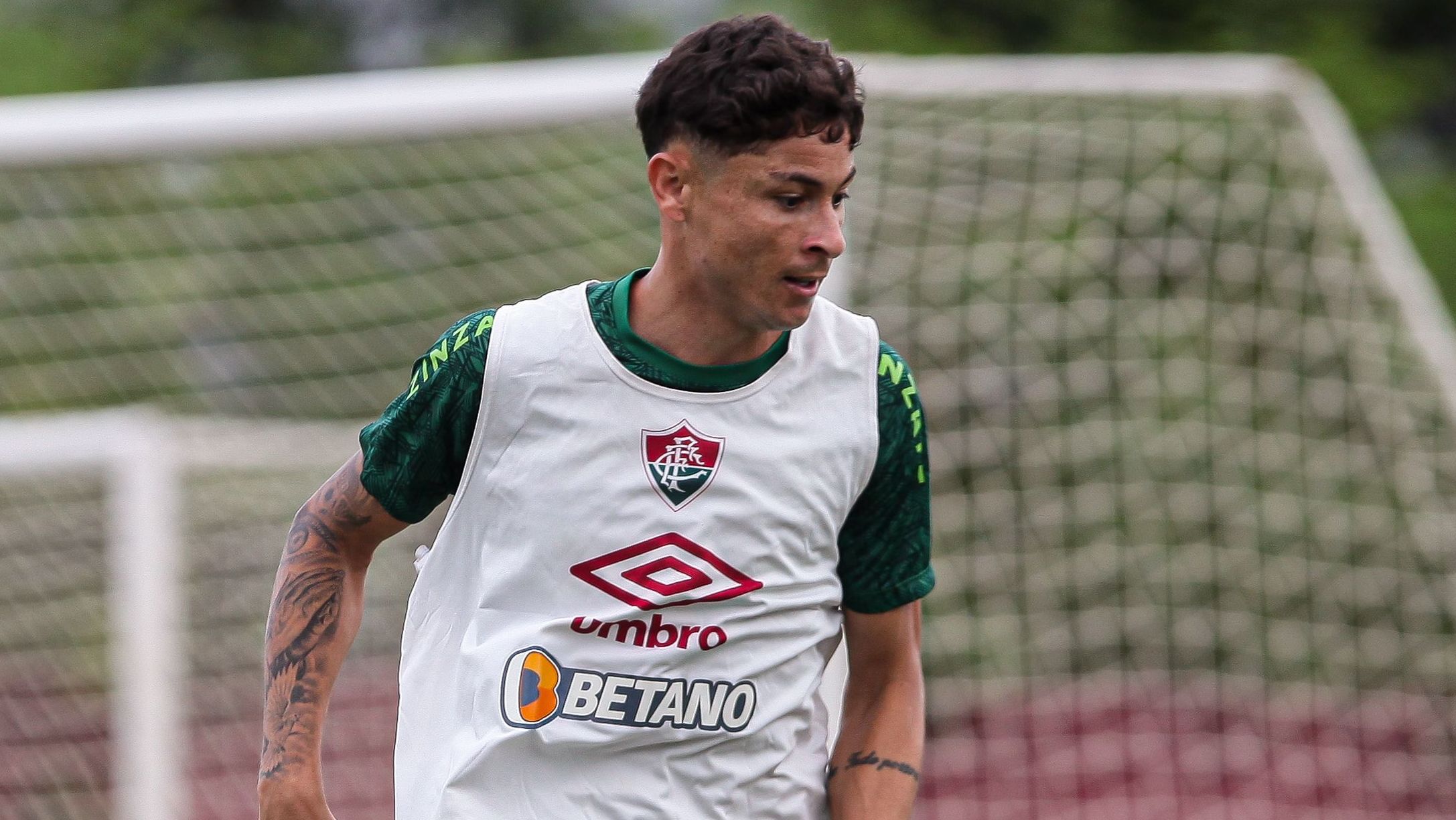 Diogo Barbosa em treino do Fluminense