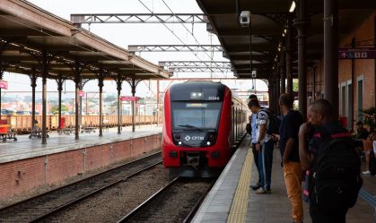 Trem da CPTM chegando em estação