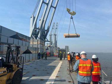 Carregamento do M/V Roy Benavidez para envio de ajuda à Faixa de Gaza