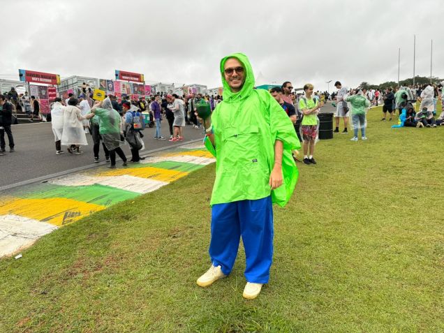 Estilo também esteve presentes nas capas de chuva, como a de Gabriel Carvalho / Nicoly Bastos/CNN