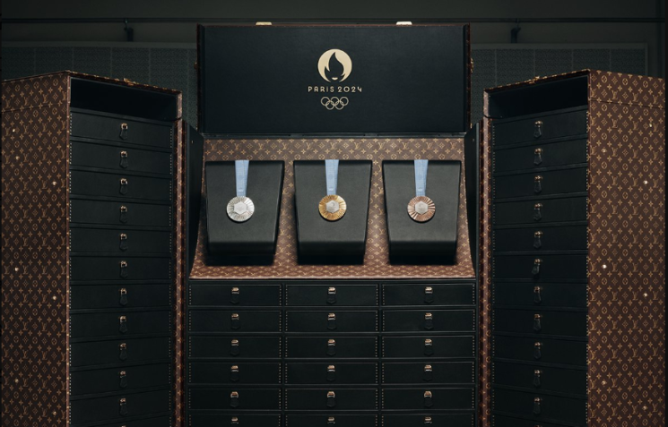 A grife Louis Vuitton fez baús feitos sob medida para o transporte das medalhas da Olimpíada de Paris / Reprodução / Louis Vuitton