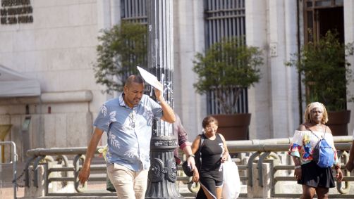 Pedestres enfrentam manhã de sol forte e muito calor na região do Viaduto do Chá, no centro de São Paulo
