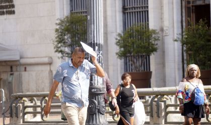 Pedestres enfrentam manhã de sol forte e muito calor na região do Viaduto do Chá, no centro de São Paulo