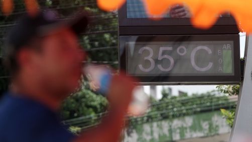 Homem se refresca durante tarde quente em São Paulo
