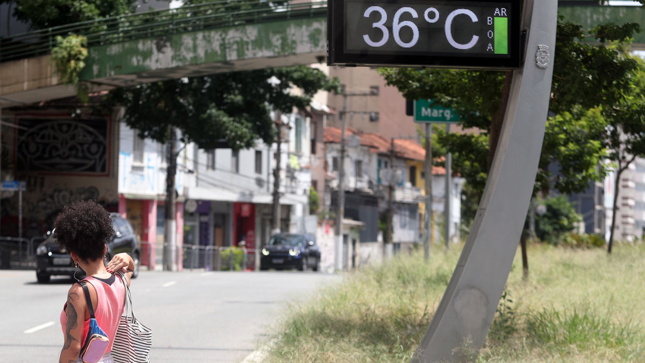 Pessoas enfrentam calor intenso na região do Minhocão, em SP
