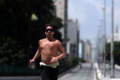 Homem corre no Minhocão durante calor em São Paulo; orientação é para que as pessoas evitem atividades físicas nos períodos com temperaturas mais altas