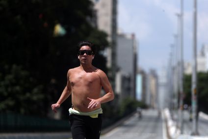 Homem corre no Minhocão durante calor em São Paulo; orientação é para que as pessoas evitem atividades físicas nos períodos com temperaturas mais altas