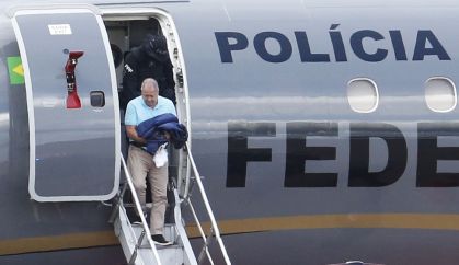 O deputado federal Chiquinho Brazão (sem partido-RJ), um dos suspeitos de mandar matar a vereadora Marielle Franco, desembarca de avião da Polícia Federal no hangar da PF no Aeroporto de Brasília, no domingo (25)
