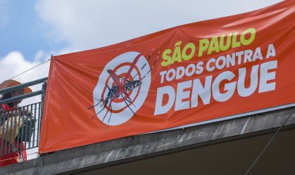 Faixa alertando a população sobre o combate à dengue em SP; estado declarou situação de emergência por causa da doença