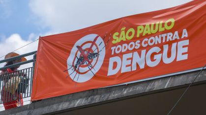 Faixa alertando a população sobre o combate à dengue em SP; estado declarou situação de emergência por causa da doença