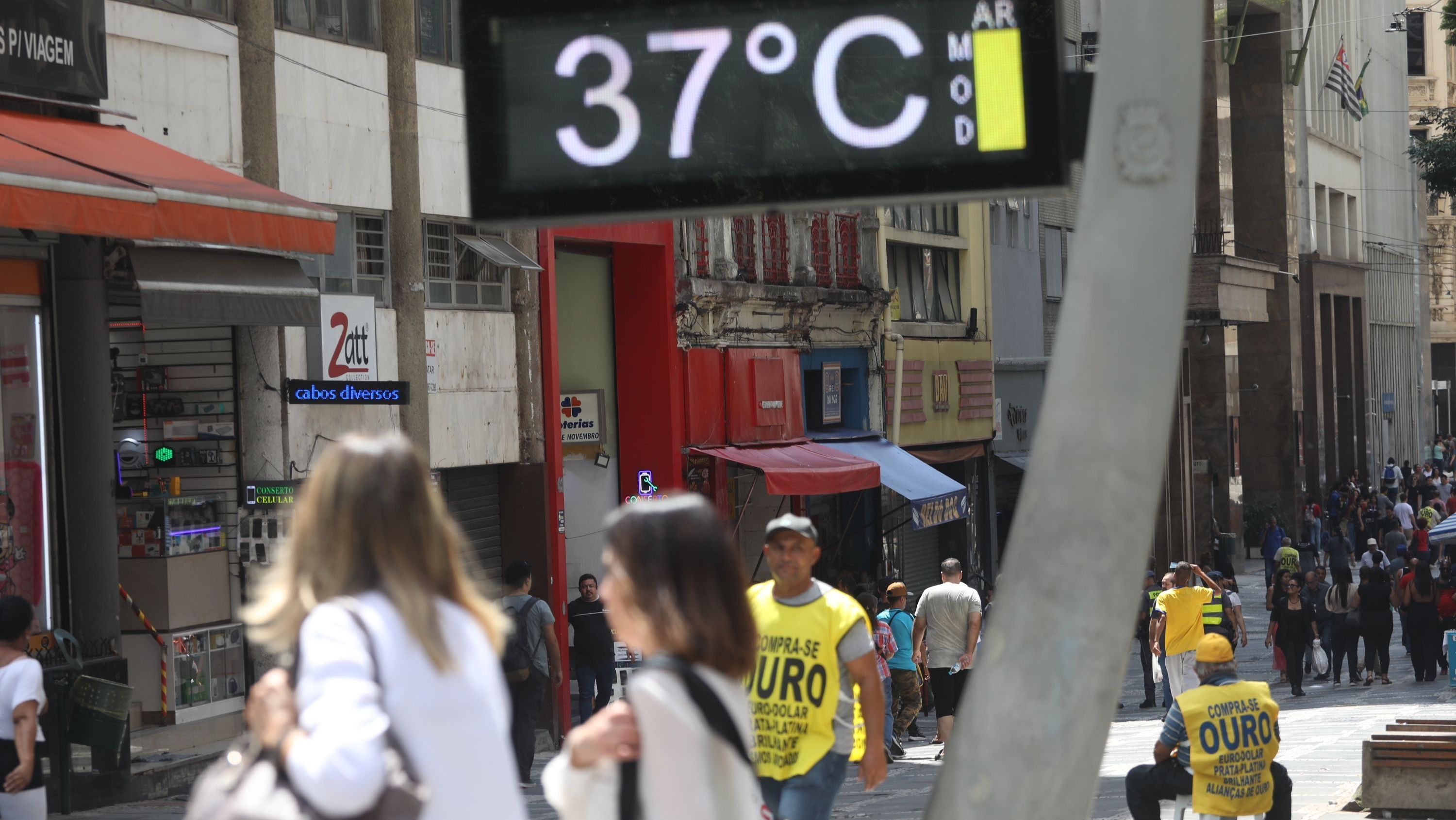 Pedestres enfrentam calor intenso no Vale do Anhangabaú, na região central da capital paulista