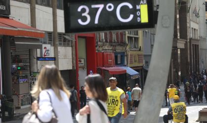 Em meio a calorão, Sabesp instala bebedouros públicos na capital paulista