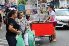 Paulistanos compram picolés para se refrescar durante tarde de calor na cidade de São Paulo
