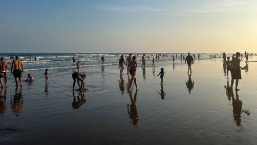Banhistas se refrescam durante dia de forte calor em Praia Grande, litoral paulista