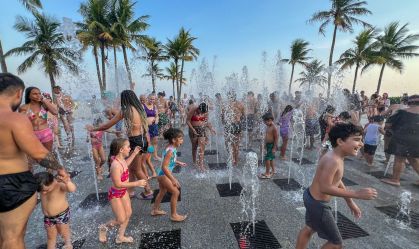 Banhistas se refrescam durante dia de forte calor em Praia Grande, litoral paulista