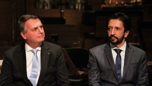 O ex-presidente da República, Jair Bolsonaro (PL), e o prefeito de são Paulo, Ricardo Nunes (MDB), durante cerimônia de entrega do título de cidadã paulistana à ex-primeira-dama Michelle Bolsonaro, no Theatro Municipal, na região central de São Paulo, na noite desta segunda-feira (25). A homenagem, proposta pelo vereador Rinaldi Digilio (União), é realizada no Teatro e ocorre após uma batalha judicial que ainda promete desdobramentos. Inicialmente, o espaço seria cedido pela prefeitura à Câmara Municipal para a realização da sessão solene. Porém, o Tribunal de Justiça de São Paulo (TJ- SP) impediu o uso do espaço nessas condições porque entendeu que a homenagem acarretaria "grave risco de desvio de finalidade do bem público".