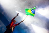 Show de Arcade Fire tem Silvanny Sivuca na percussão e música “Águas de Março”