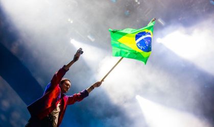 Show de Arcade Fire tem Silvanny Sivuca na percussão e música “Águas de Março”