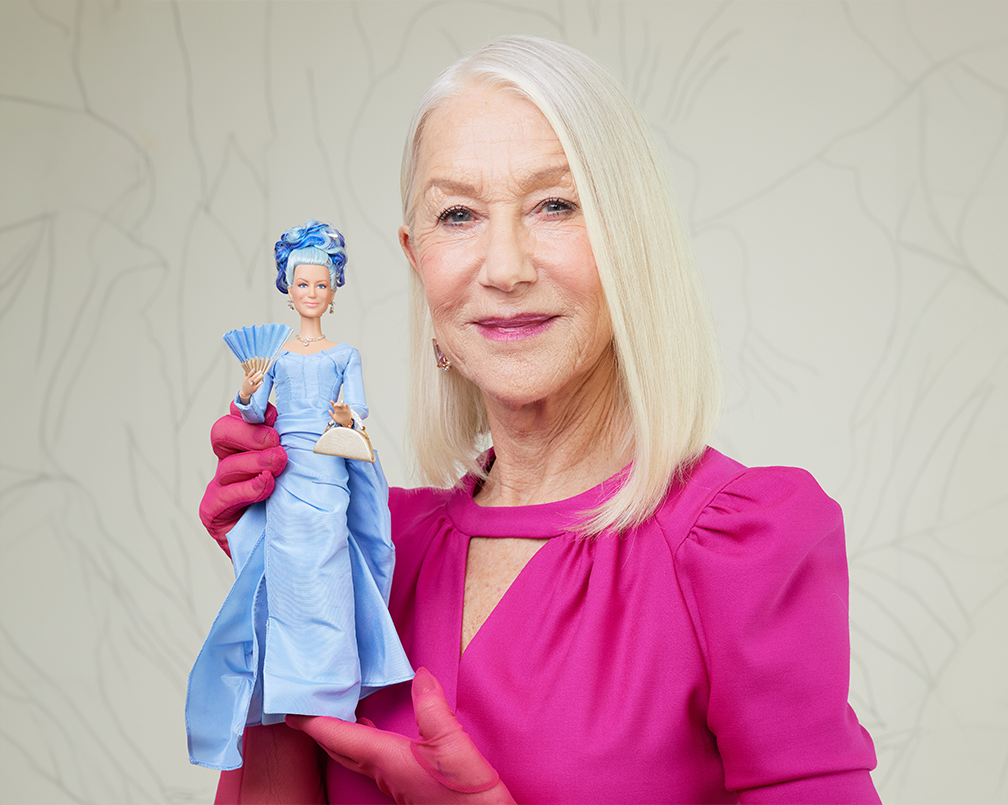A atriz Helen Mirren com sua versão da boneca da Barbie / Mattel