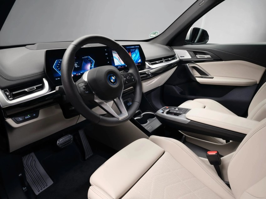 Interior tem duas telas digitais integradas / Divulgação/BMW